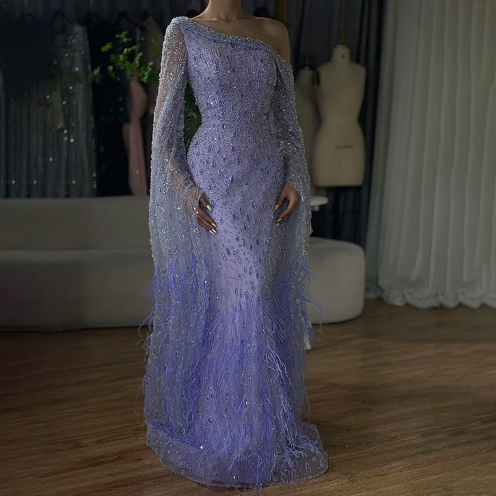 Vestido de noche de lujo con plumas, un hombro y mangas estilo capa LA72763 
