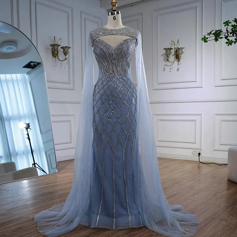 Luxuriöses Meerjungfrauen-Abendkleid mit Perlenstickerei und Umhang