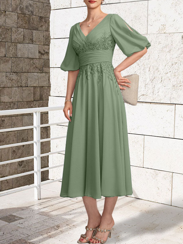 Vestido de gasa con encaje y escote en V hasta la rodilla para madre de la novia con pliegues