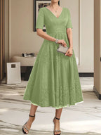 A-Linien-Kleid mit V-Ausschnitt, Teelänge, Tüllspitze und Falten für die Mutter der Braut