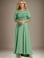 A-Linien-Kleid mit asymmetrischem Chiffon-Spitzenausschnitt und Perlenstickerei für die Mutter der Braut. 
