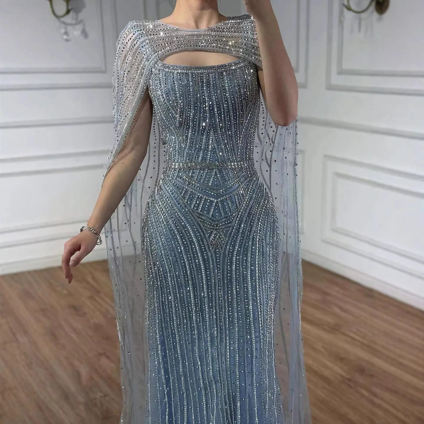 Luxuriöses blaues Diamant-Abendkleid mit Cape LA73426