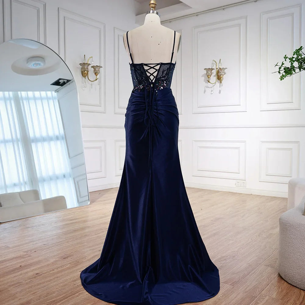 Elegantes marineblaues Satin-Abendkleid mit Spitze, Perlenbesatz und Schlitz LA73003