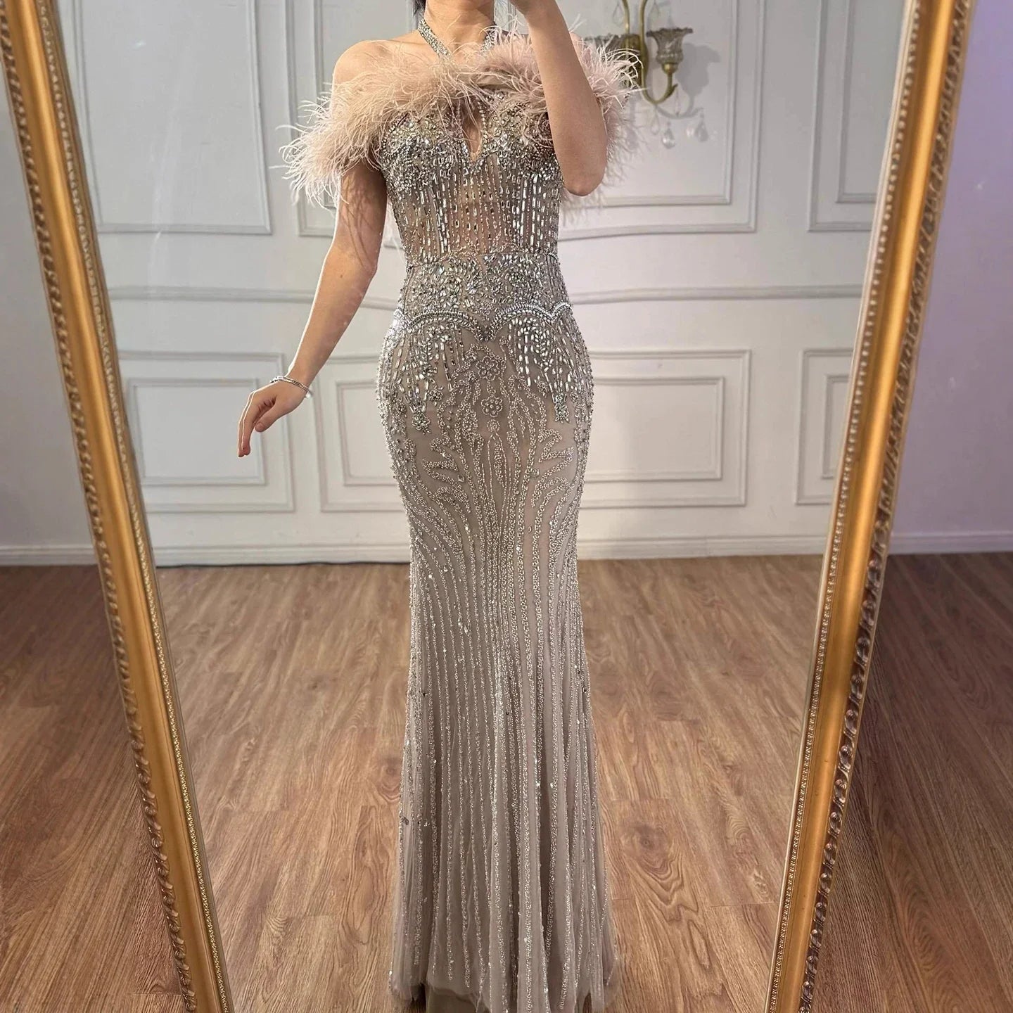 Vestido de noche de lujo con escote halter, plumas y cristales color piel LA73349