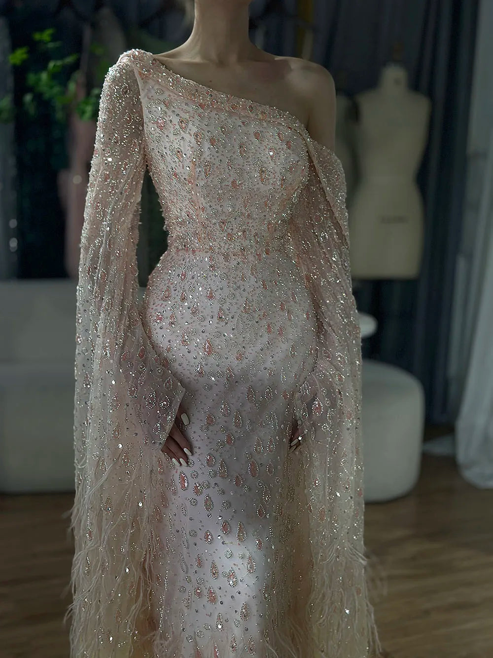 Vestido de noche de lujo con plumas, un hombro y mangas estilo capa LA72763 