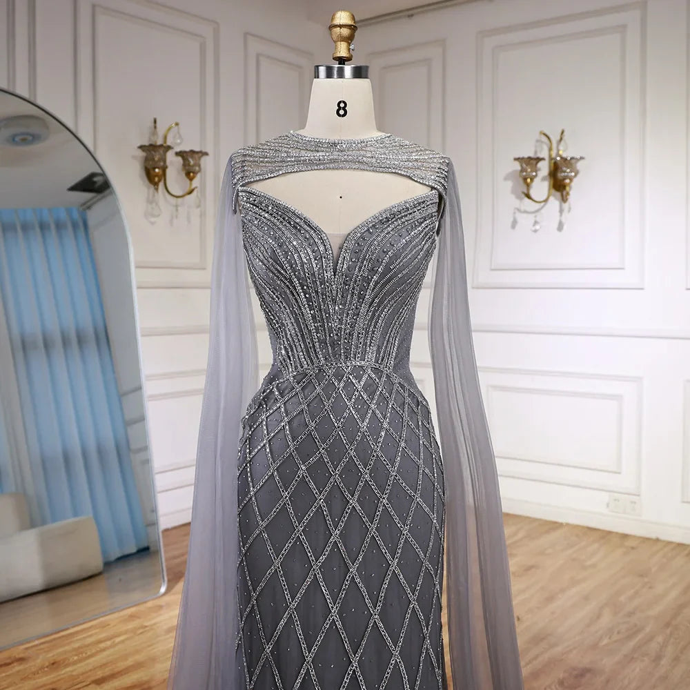 Luxuriöses Meerjungfrauen-Abendkleid mit Perlenstickerei und Umhang
