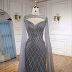 Luxuriöses Meerjungfrauen-Abendkleid mit Perlenstickerei und Umhang