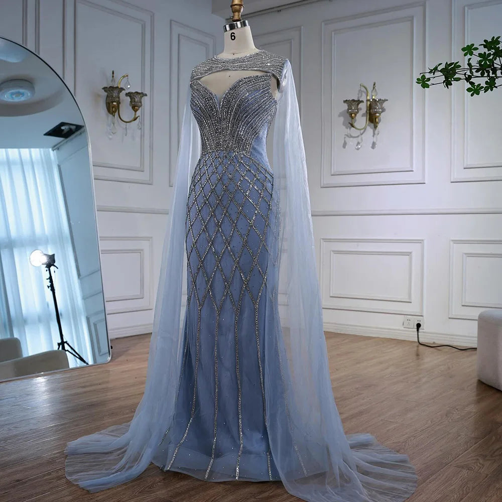 Luxuriöses Meerjungfrauen-Abendkleid mit Perlenstickerei und Umhang