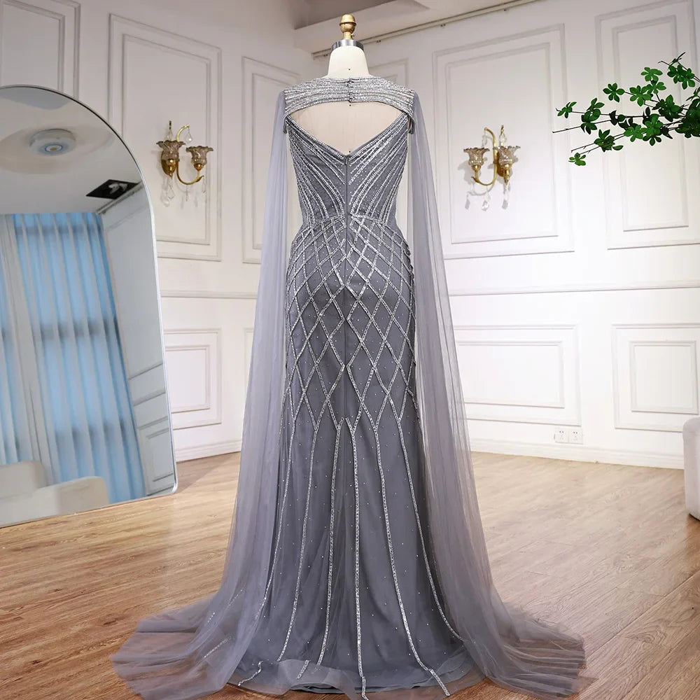 Luxuriöses Meerjungfrauen-Abendkleid mit Perlenstickerei und Umhang