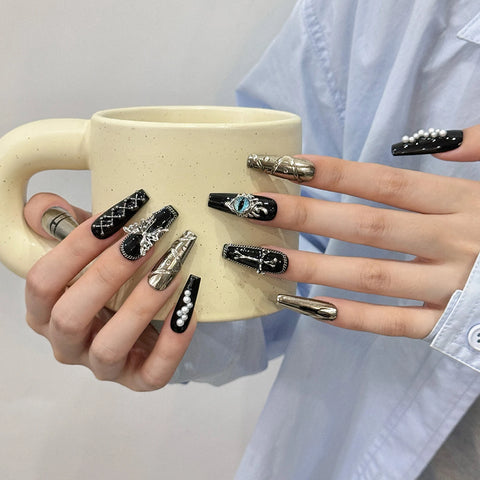 10 Stück Dunkelschwarze handgemachte künstliche Nägel mittlerer Länge im Y2k-Stil zum Aufdrücken der Nägel Metall Schmetterling Kreuz Perlen Designs Falsche Nagelflicken 