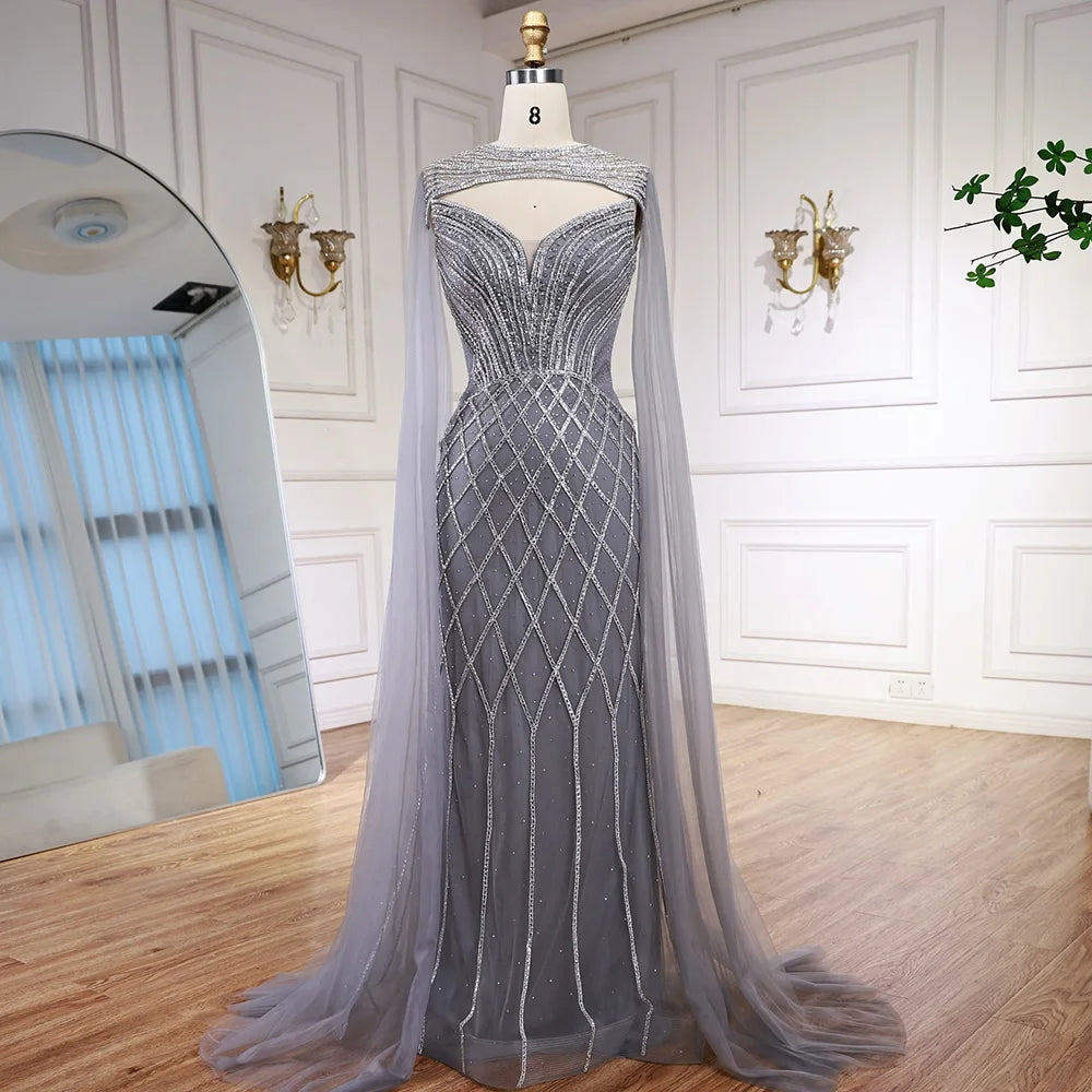 Luxuriöses Meerjungfrauen-Abendkleid mit Perlenstickerei und Umhang