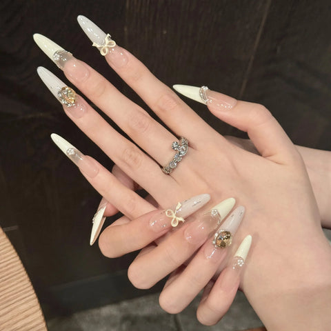 10 Stück Cremegelbe Falsche Nägel im französischen Stil, Sommer-Pailletten, Schleifen, Strass-Dekor, handgefertigt, zum Aufdrücken der Nägel, sanfte Mandelnägel 