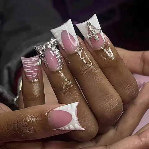 24 uñas postizas negras brillantes para chicas con estilo picante, con brillantes diamantes de imitación, estilo francés, uñas cruzadas a presión, uñas de ataúd de longitud media. 