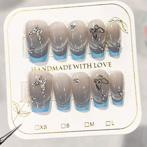 10 Stück French Tips mit blauem Rand, handgefertigt, graues Katzenauge, falsche Nägel mit Schmetterlingsdekor aus Metall, kurze, wiederverwendbare Maniküre 
