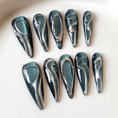 10 uñas postizas estilo punk hechas a mano con forma de aguja larga Y2k, parches de uñas postizas grises brillantes con decoración de rayas metálicas. 