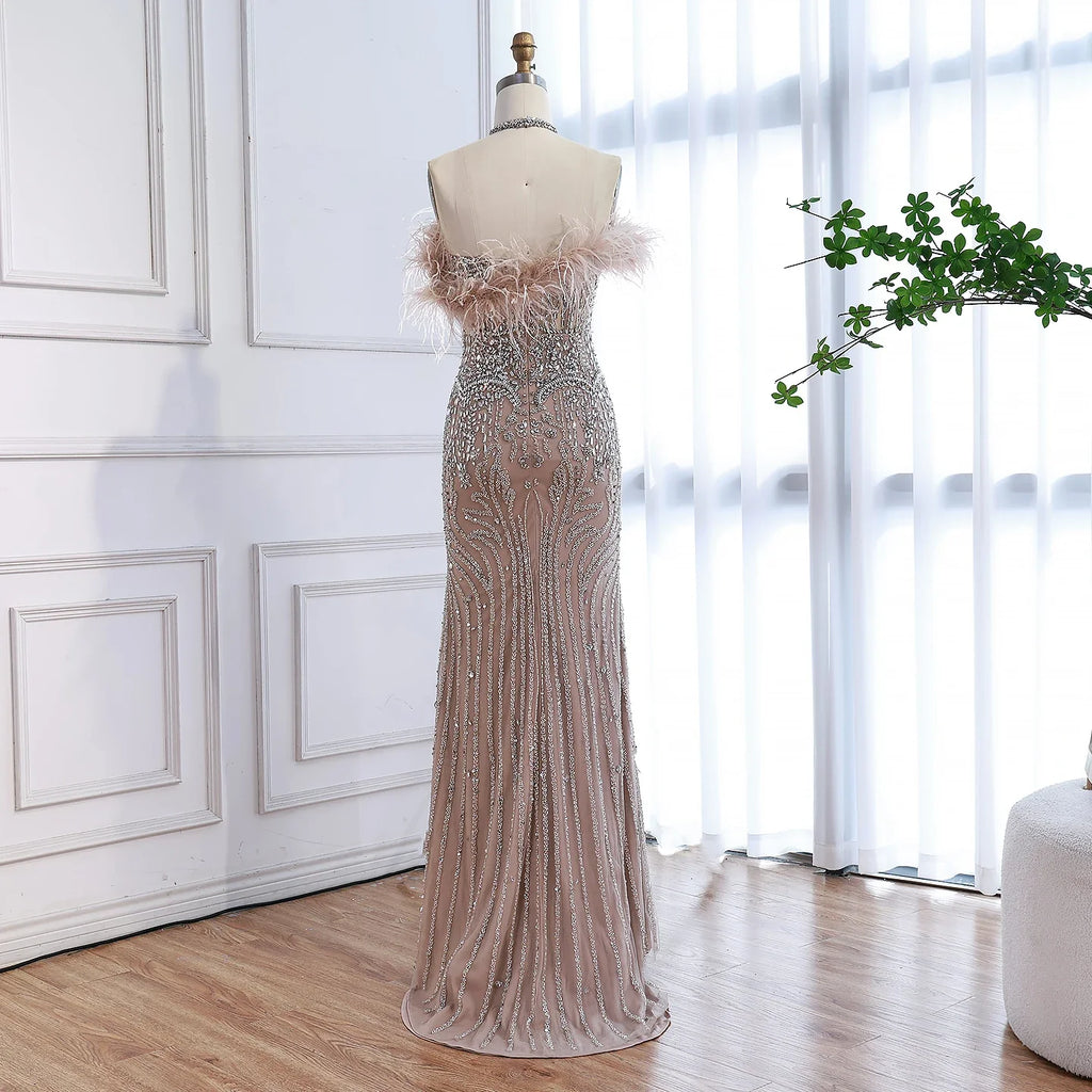 Vestido de noche de lujo con escote halter, plumas y cristales color piel LA73349