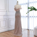 Vestido de noche de lujo con escote halter, plumas y cristales color piel LA73349