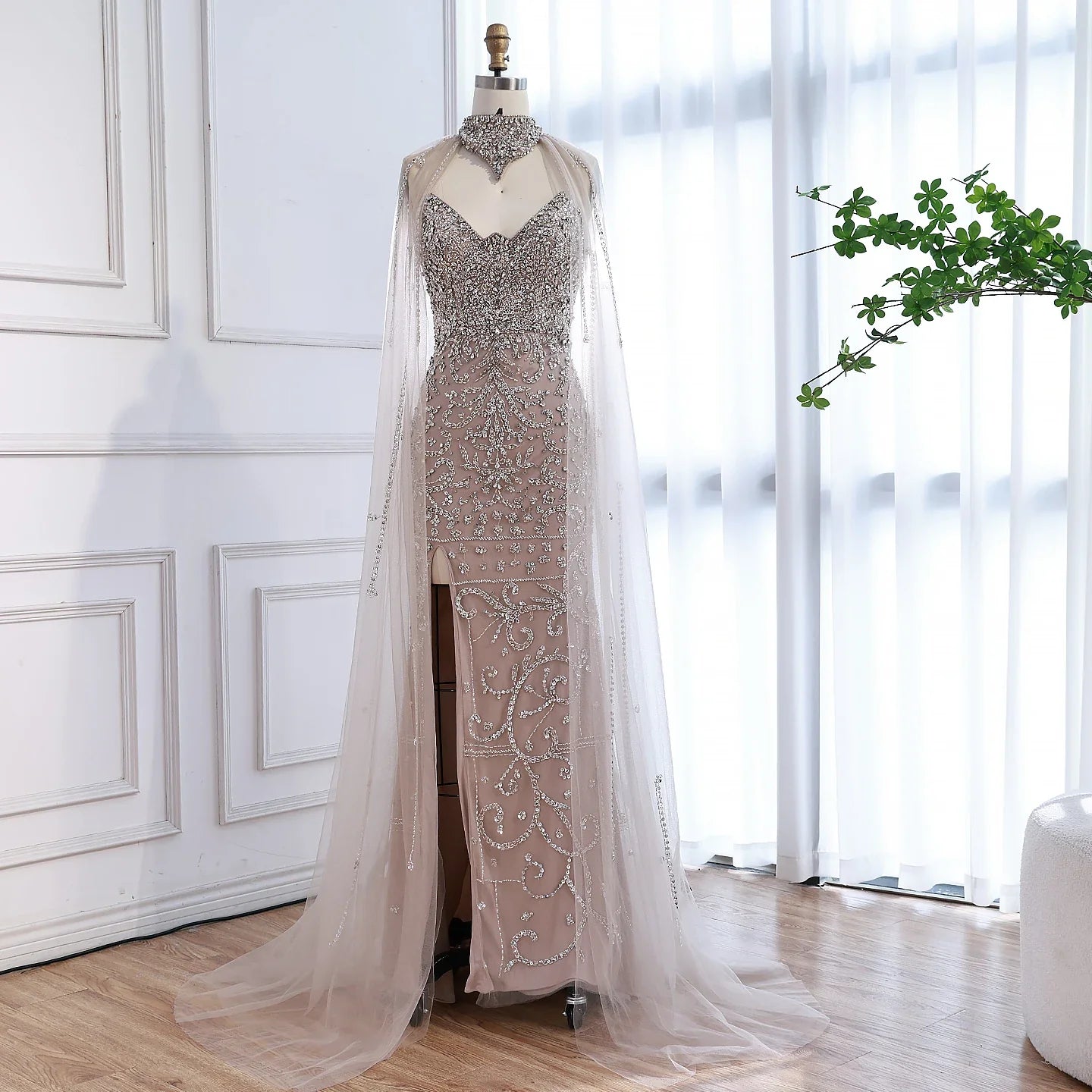 Luxuriöses, sexy Abendkleid mit Schlitz und Cape, Nude LA73339