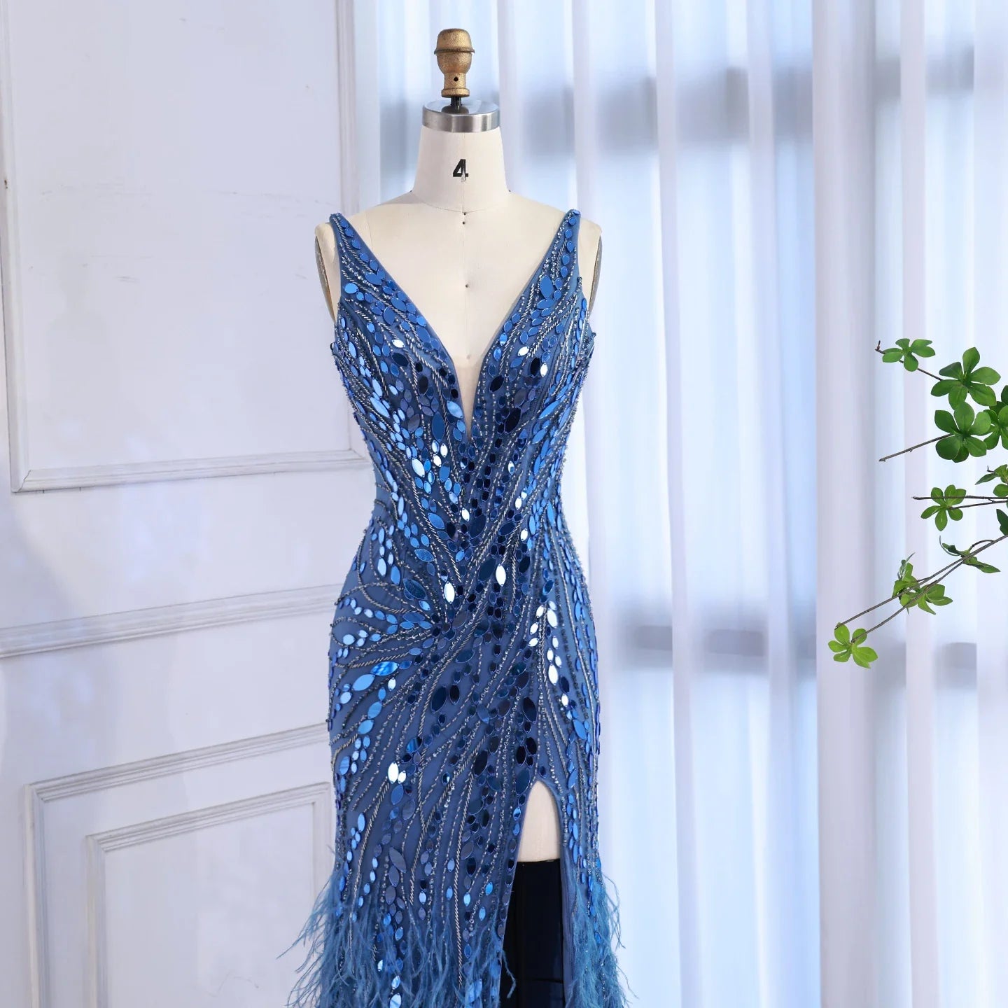 Luxuriöses blaues Meerjungfrauen-Abendkleid mit Perlen und Federn LA73369