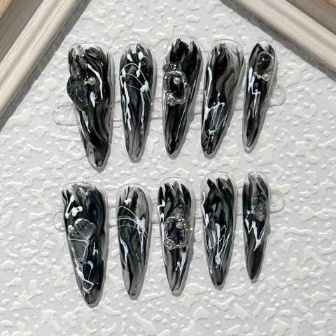 10 uñas postizas estilo punk hechas a mano con forma de aguja larga Y2k, parches de uñas postizas grises brillantes con decoración de rayas metálicas. 