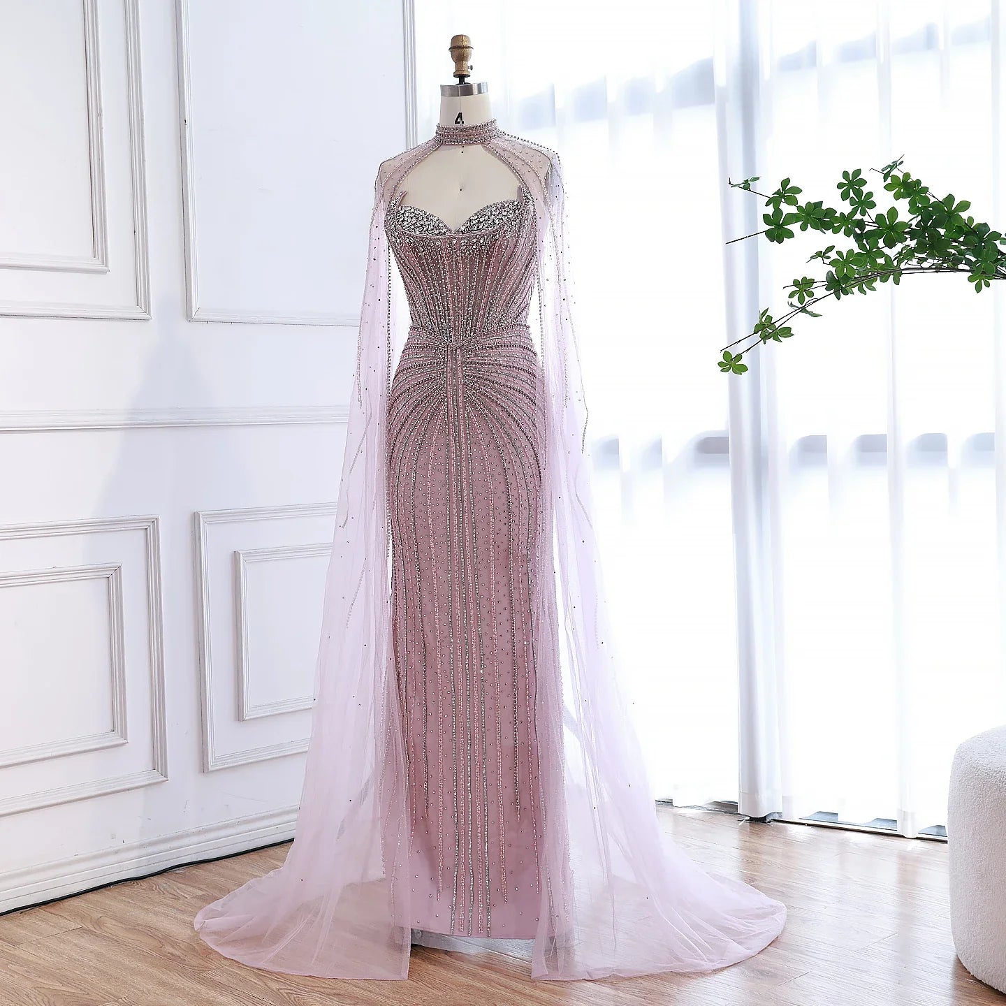 Luxuriöses, karamellfarbenes, perlenbesetztes Abendkleid mit Cape aus Dubai LA72811C