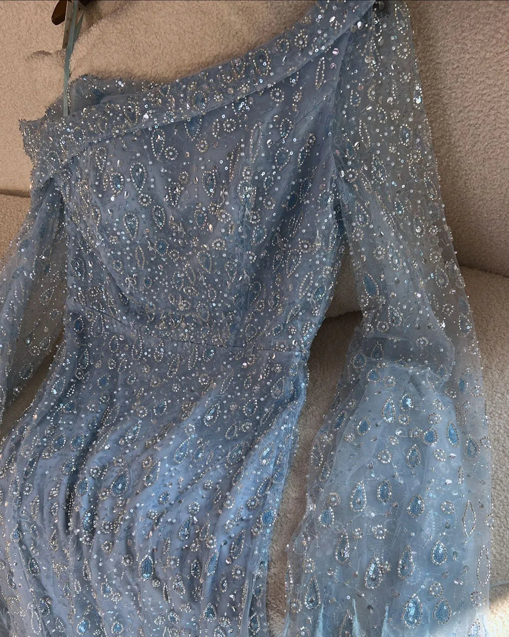 Vestido de noche de lujo con plumas, un hombro y mangas estilo capa LA72763 