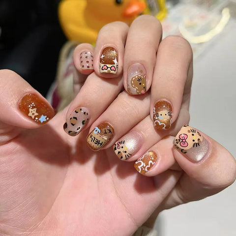 24 uñas postizas cortas de ballet con estampado de leopardo Y2K, estilo francés, borde negro, diseño de gato genial, con diamantes brillantes. 