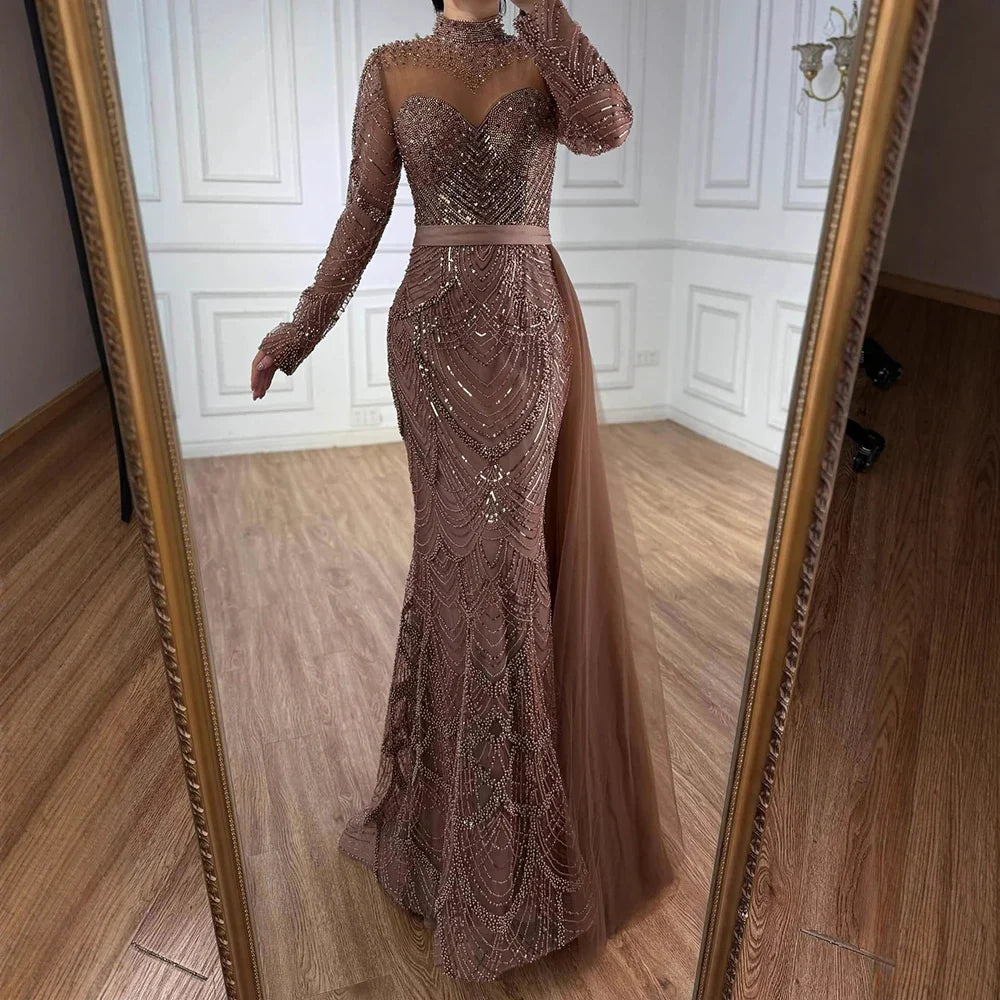 Luxuriöses braunes Meerjungfrauen-Abendkleid mit Perlenbesatz und seitlichem Überrock LA71913A