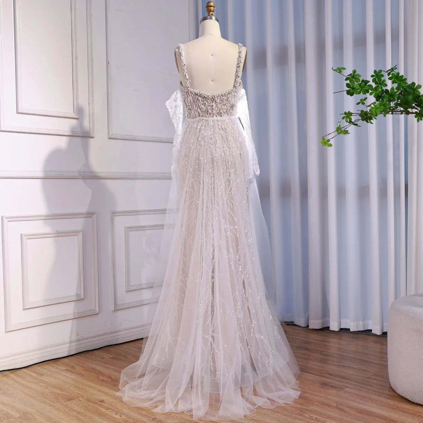 Luxuriöses Meerjungfrauen-Abendkleid aus Spitze und Perlen mit Handschuhen, Weiß-Nude LA72345E