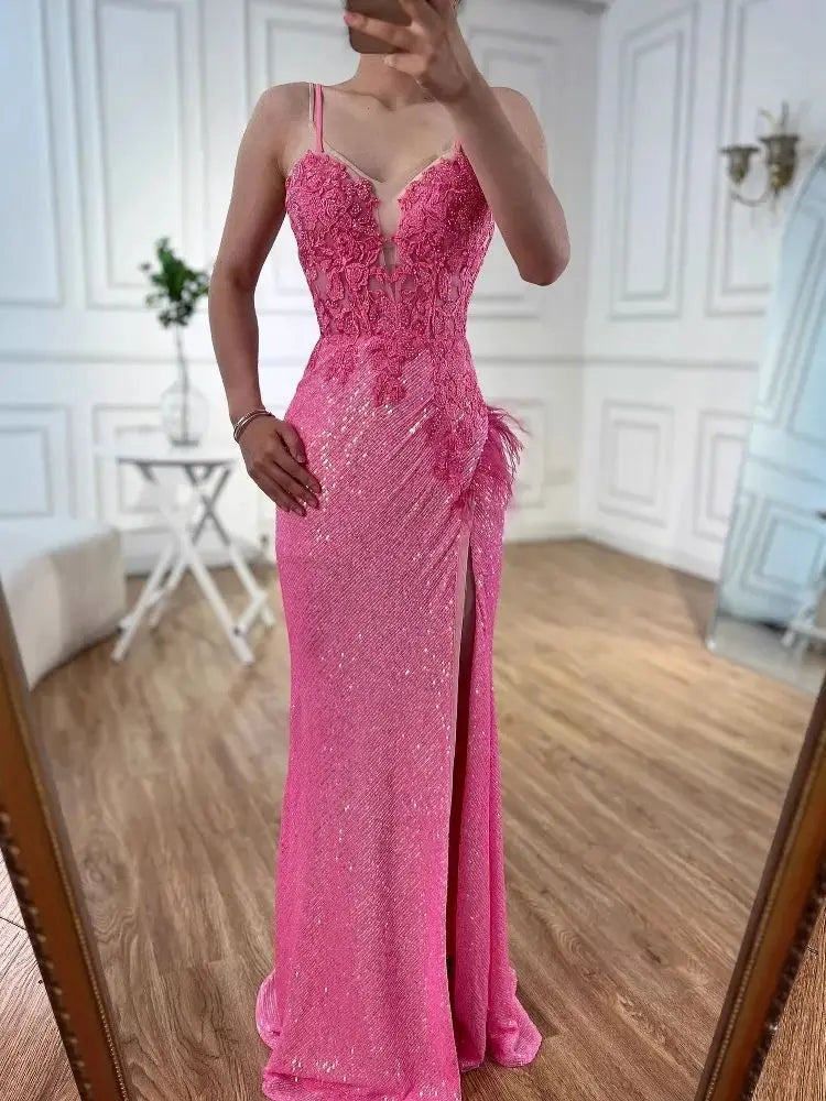 Luxuriöses, pinkfarbenes Meerjungfrauen-Abendkleid mit Federn und Perlenbesatz sowie Schlitz LA72987