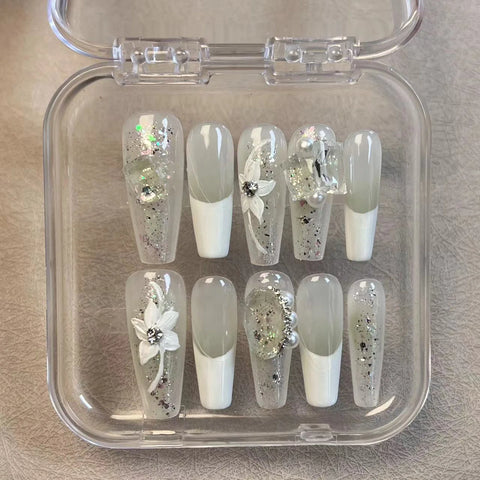 10 uñas postizas blancas con prensa francesa, transparentes, con diseños de diamantes brillantes y flores pintadas a mano. 