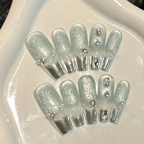 10 uñas postizas hechas a mano, estilo chino, plateadas, con puntas francesas, pintadas a mano, con hojas de bambú, perlas y diamantes. 