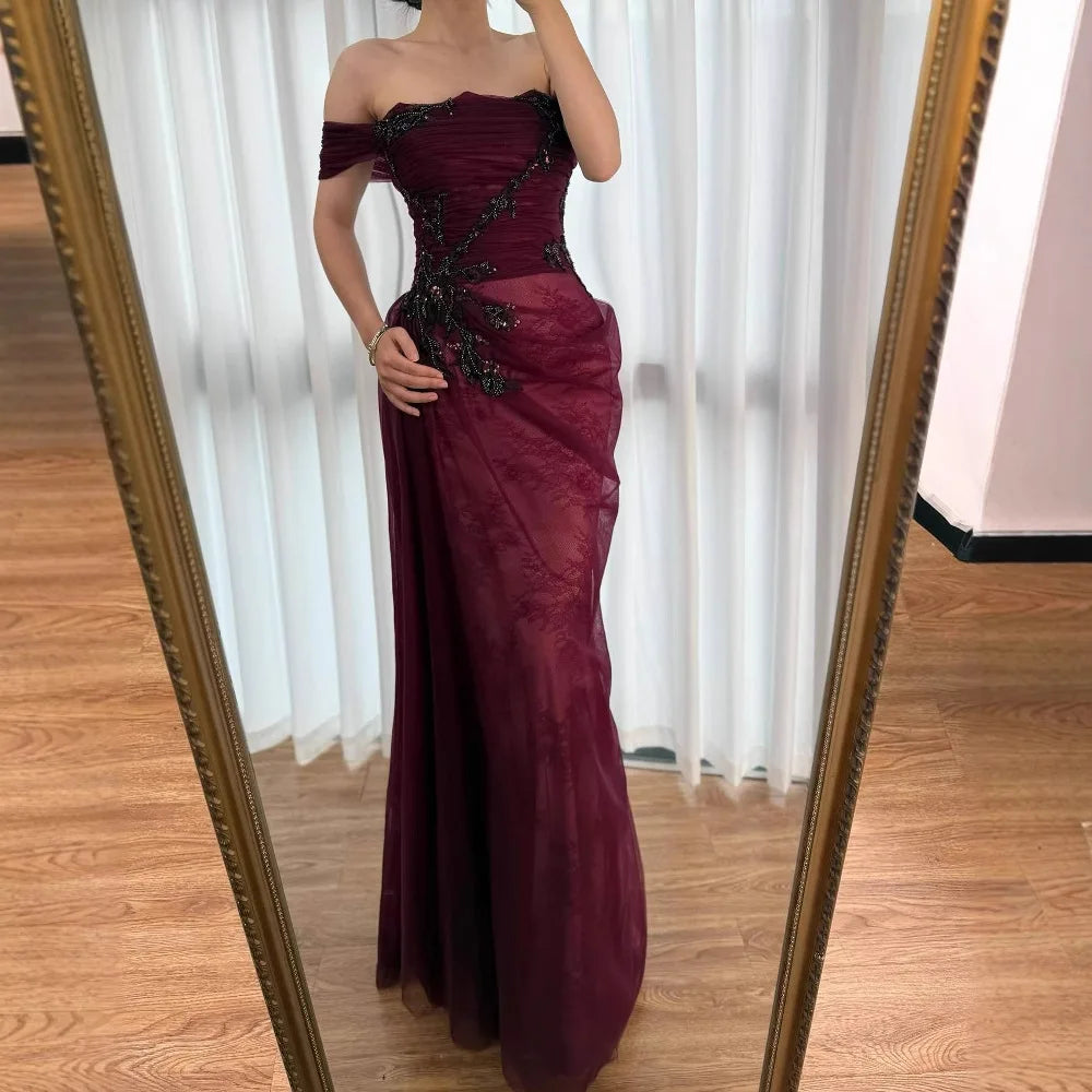 Elegantes weinrotes schulterfreies Abendkleid aus Spitze mit Applikationen LA73010