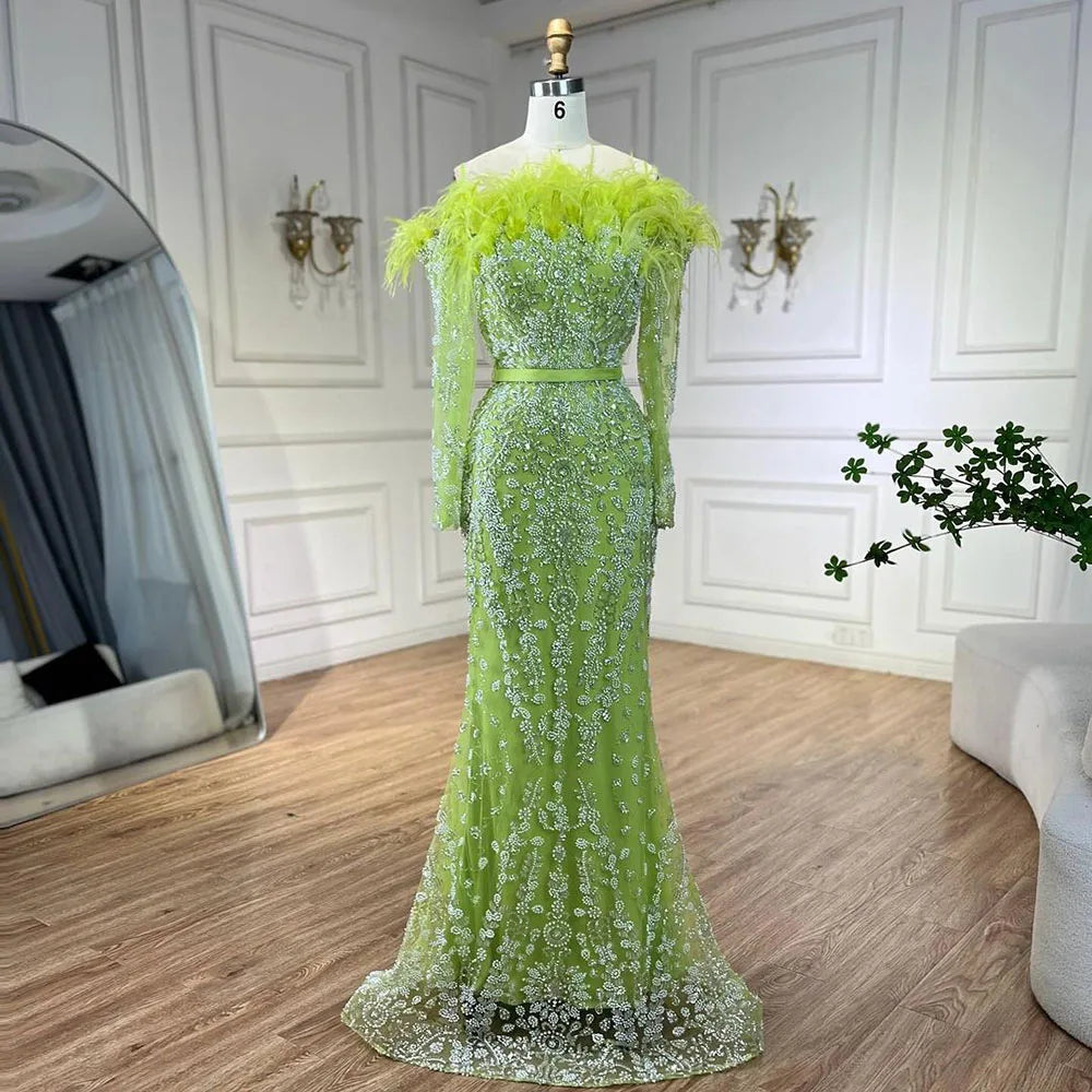 Luxuriöses, grünes Abendkleid mit langen Ärmeln, Federn und Perlenbesatz aus Dubai LA72553