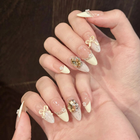 10 Stück Cremegelbe Falsche Nägel im französischen Stil, Sommer-Pailletten, Schleifen, Strass-Dekor, handgefertigt, zum Aufdrücken der Nägel, sanfte Mandelnägel 