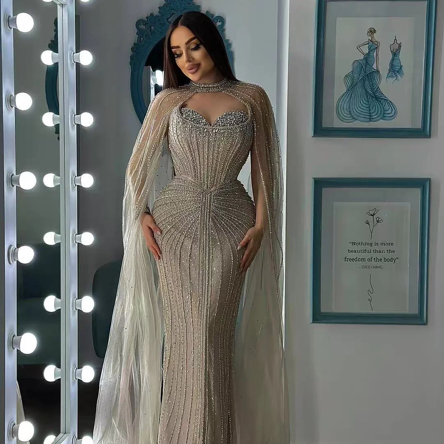 Luxuriöses, karamellfarbenes, perlenbesetztes Abendkleid mit Cape aus Dubai LA72811C
