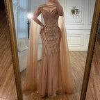 Luxuriöses Meerjungfrauen-Abendkleid mit Perlenstickerei und Umhang
