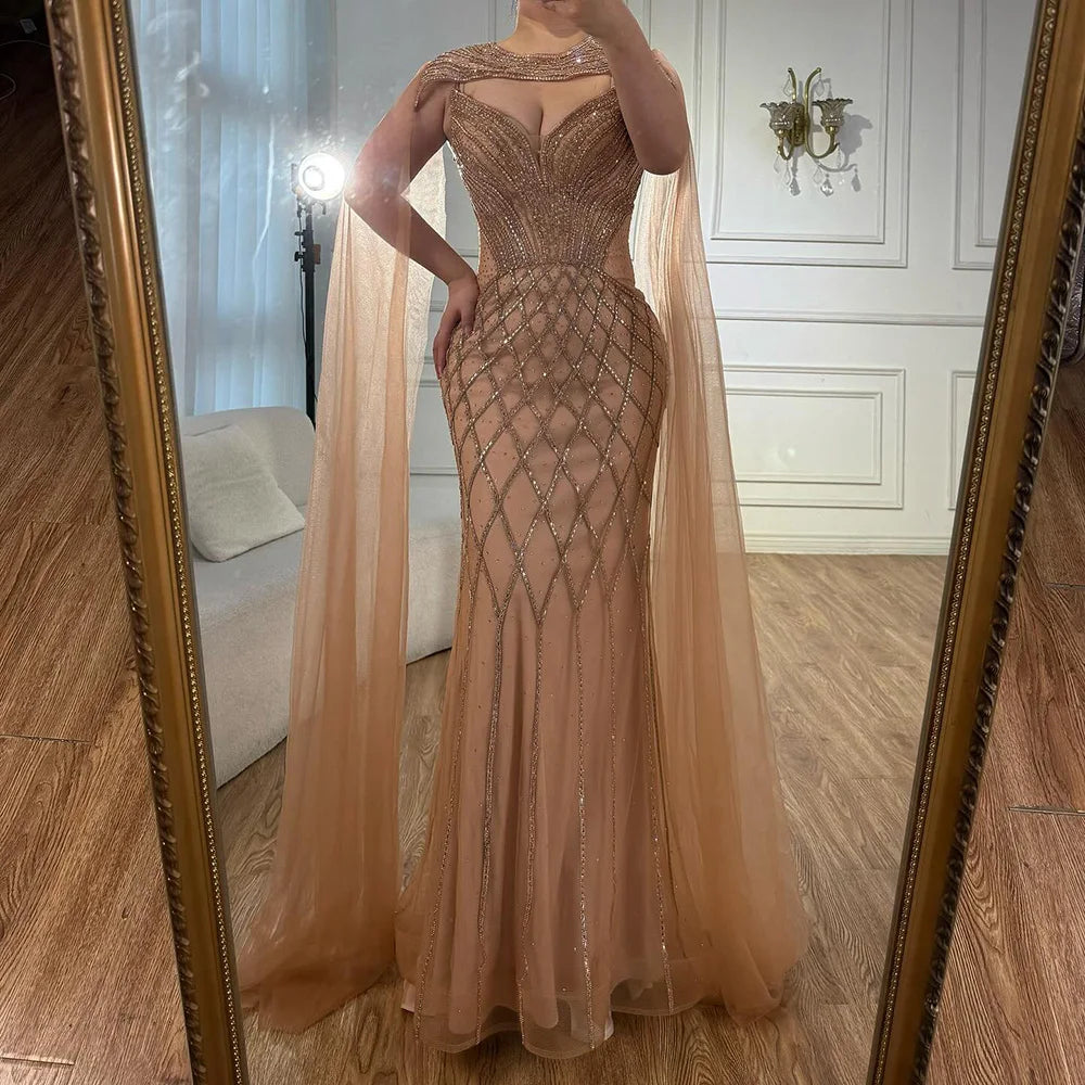Luxuriöses Meerjungfrauen-Abendkleid mit Perlenstickerei und Umhang