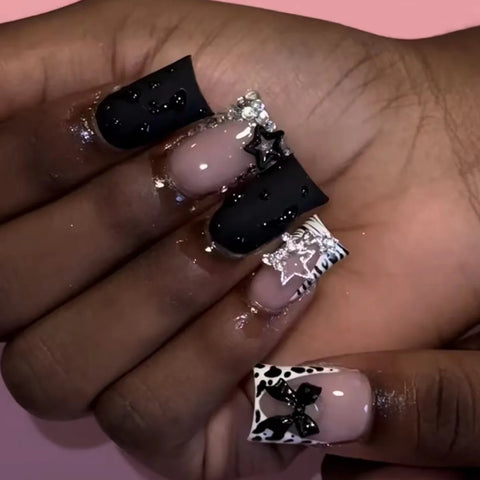 24 uñas postizas negras brillantes para chicas con estilo picante, con brillantes diamantes de imitación, estilo francés, uñas cruzadas a presión, uñas de ataúd de longitud media. 
