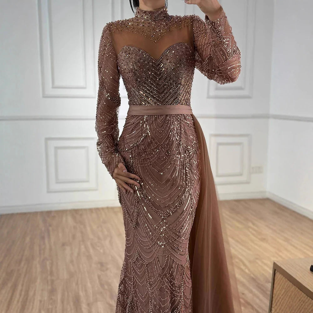 Luxuriöses braunes Meerjungfrauen-Abendkleid mit Perlenbesatz und seitlichem Überrock LA71913A