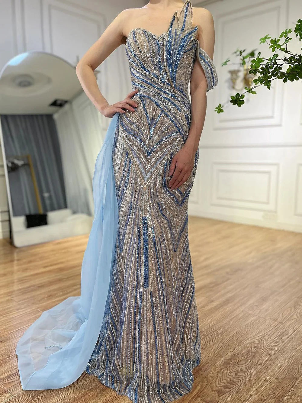 Luxuriöses, arabisch-blaues Abendkleid aus Dubai mit asymmetrischem Rock, seitlichem Überrock und Perlenbesatz für Damenpartys LA72662 