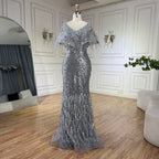 Luxuriöses arabisches rotes Meerjungfrauen-Abendkleid mit Federn und Perlenbesatz LA71323A