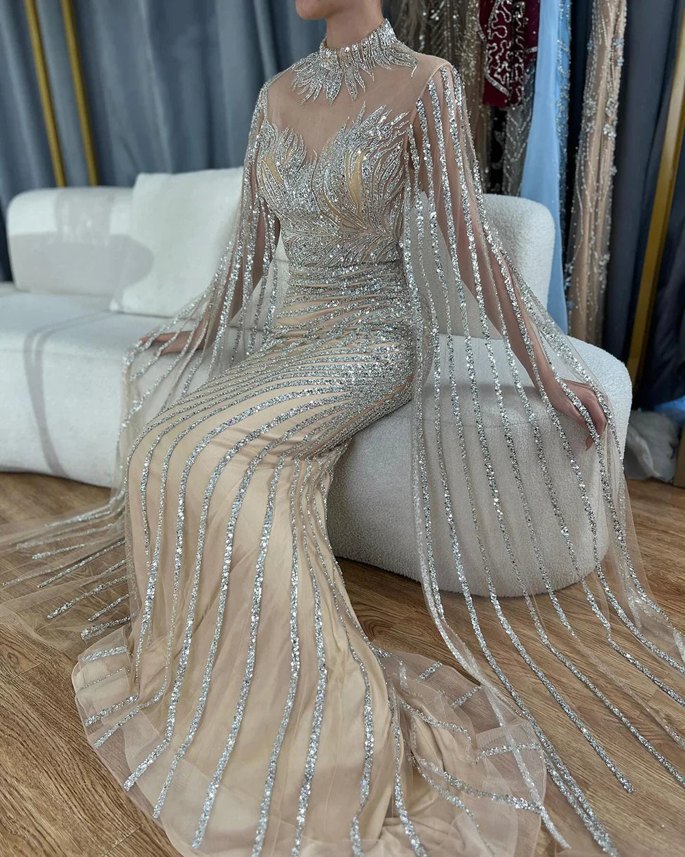 Luxuriöses arabisches Meerjungfrauen-Abendkleid in Nude mit Cape aus Dubai LA71885B 