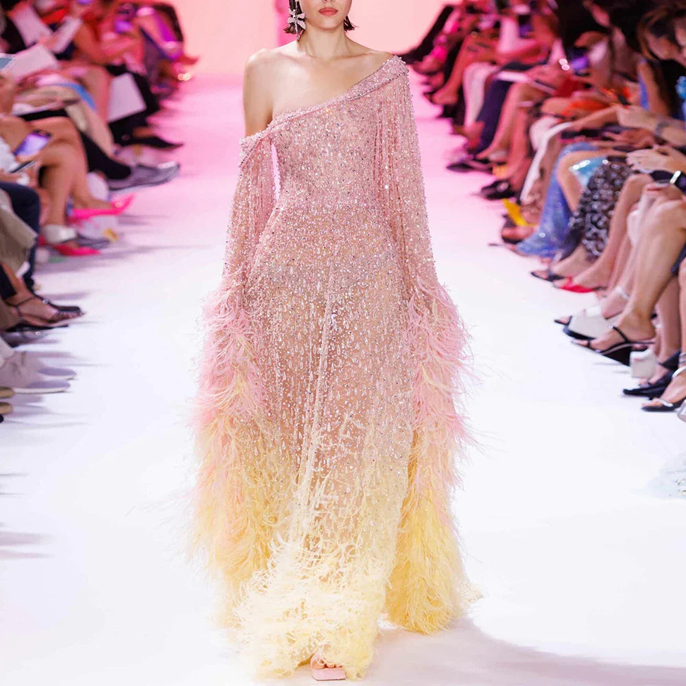 Vestido de noche de lujo con plumas, un hombro y mangas estilo capa LA72763 