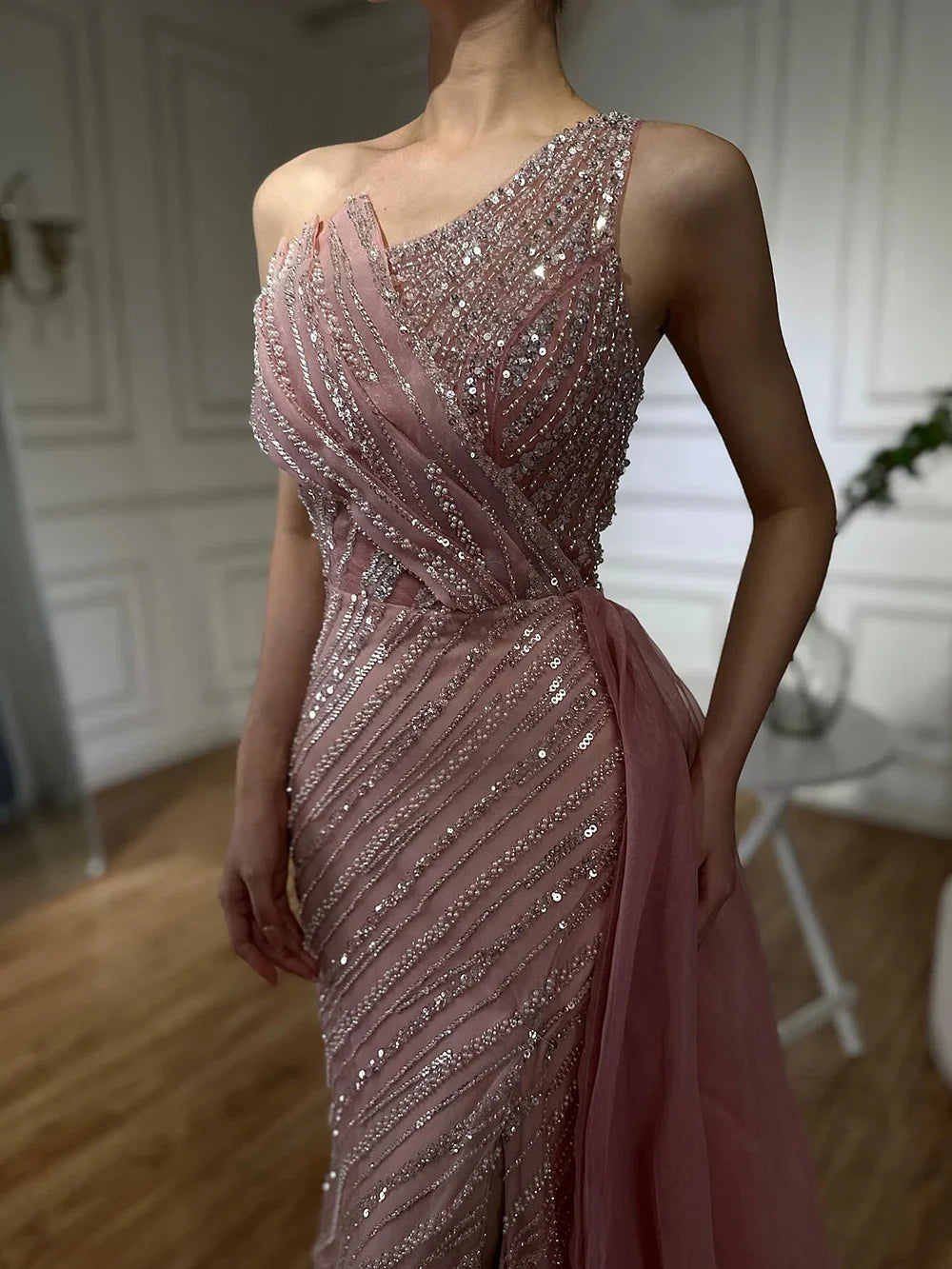 Luxuriöses, blaues Abendkleid im Dubai-Stil mit asymmetrischem Schulterschlitz und perlenbesetztem Überrock für formelle Anlässe (LA72732) 