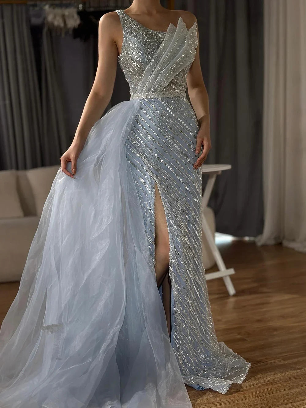 Luxuriöses, blaues Abendkleid im Dubai-Stil mit asymmetrischem Schulterschlitz und perlenbesetztem Überrock für formelle Anlässe (LA72732) 
