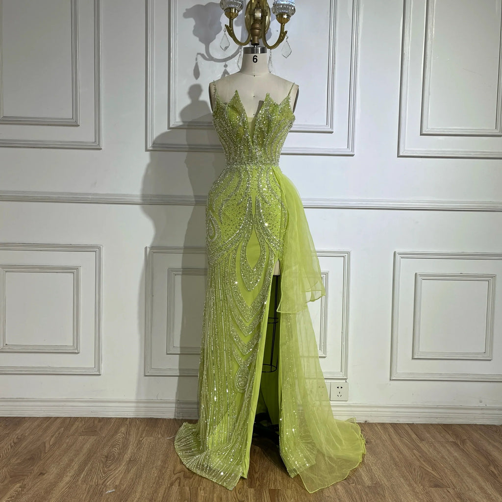 Vestido de noche de sirena con tirantes finos en rosa claro y sobrefalda de cuentas LA72378A