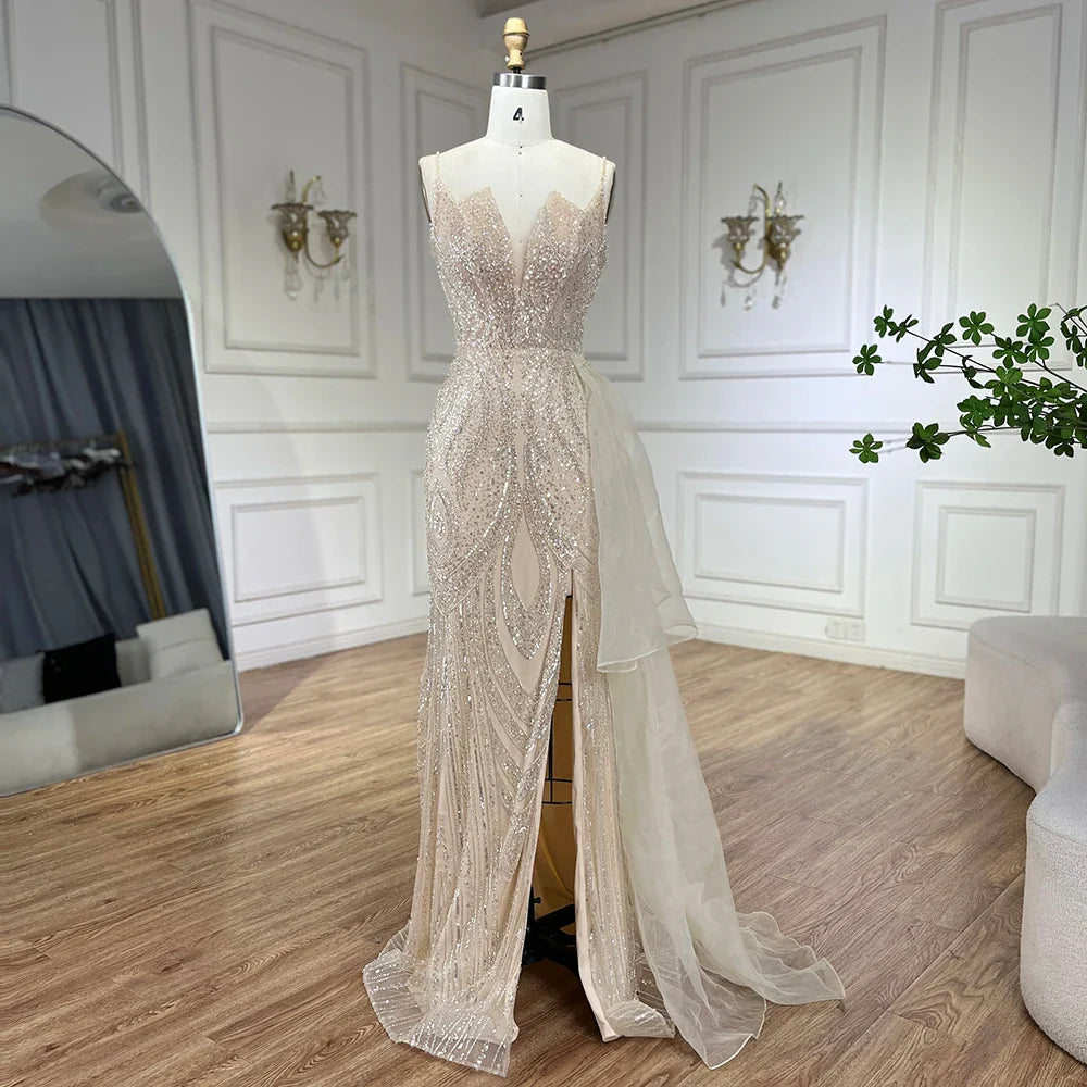 Vestido de noche de sirena con tirantes finos en rosa claro y sobrefalda de cuentas LA72378A