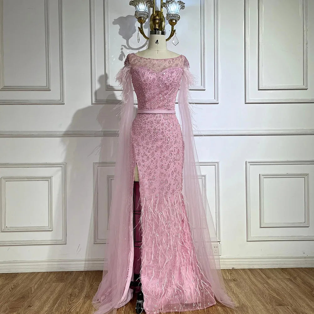 Serene Hill Abendkleid im Meerjungfrauenstil mit rosa Cape-Ärmeln, Seitenrock, Federn und Perlenbesatz für Damenpartys LA72701 