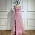 Serene Hill Abendkleid im Meerjungfrauenstil mit rosa Cape-Ärmeln, Seitenrock, Federn und Perlenbesatz für Damenpartys LA72701 